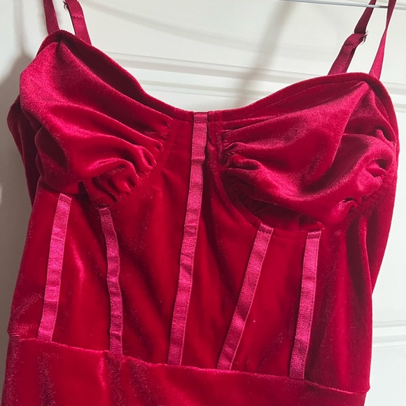 Red velvet dress - Picture 3 of 7